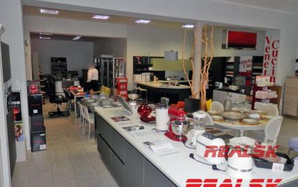 Objekt s obchodnými a kancelárskymi priestormi v centre Nitry na prenájom