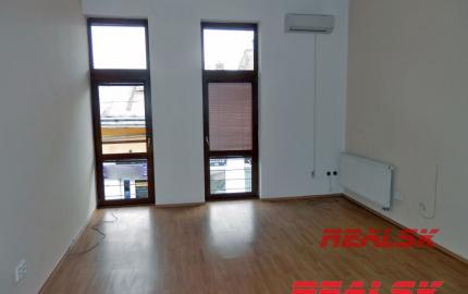 Objekt s obchodnými a kancelárskymi priestormi v centre Nitry na prenájom