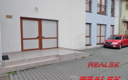 Objekt s obchodnými a kancelárskymi priestormi v centre Nitry na prenájom