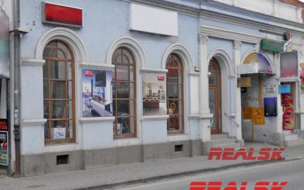 Objekt s obchodnými a kancelárskymi priestormi v centre Nitry na prenájom