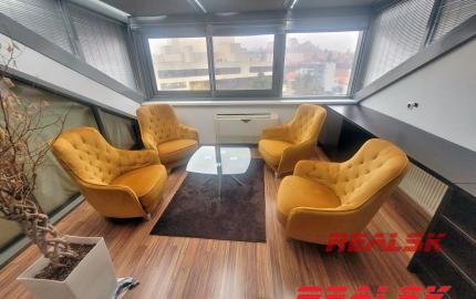 Unikátny 4-izbový byt s krásnym výhľadom v centre Nitry na prenájom