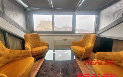 Unikátny 4-izbový byt s krásnym výhľadom v centre Nitry na prenájom