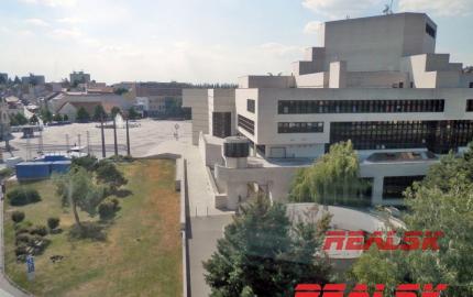 Unikátny 4-izbový byt s krásnym výhľadom v centre Nitry na prenájom