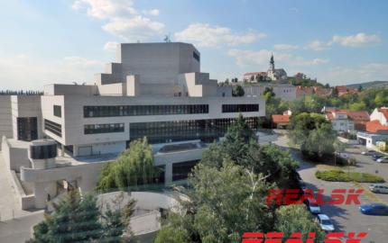 Unikátny 4-izbový byt s krásnym výhľadom v centre Nitry na prenájom