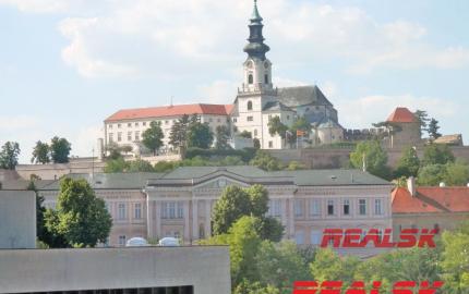 Unikátny 4-izbový byt s krásnym výhľadom v centre Nitry na prenájom