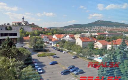 Unikátny 4-izbový byt s krásnym výhľadom v centre Nitry na prenájom