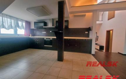 Unikátny 4-izbový byt s krásnym výhľadom v centre Nitry na prenájom