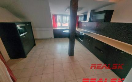 Unikátny 4-izbový byt s krásnym výhľadom v centre Nitry na prenájom