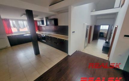 Unikátny 4-izbový byt s krásnym výhľadom v centre Nitry na prenájom