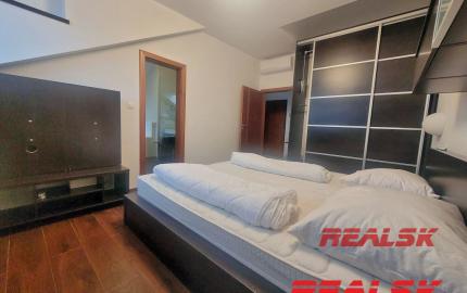 Unikátny 4-izbový byt s krásnym výhľadom v centre Nitry na prenájom