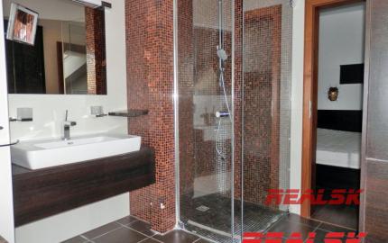 Unikátny 4-izbový byt s krásnym výhľadom v centre Nitry na prenájom