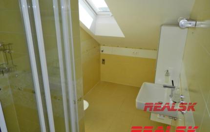 Unikátny 4-izbový byt s krásnym výhľadom v centre Nitry na prenájom