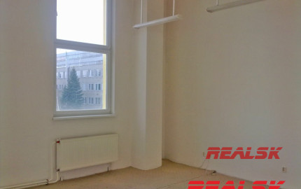 Poschodie 900m2  Zvolenská cesta