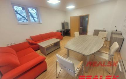 Kancelárie v centre Nitry na prenájom (možnosť prispôsobiť plochu)