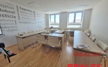 Kancelárie v centre Nitry na prenájom (možnosť prispôsobiť plochu)