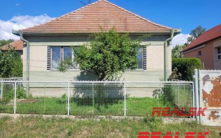 Dva rodinné domy s veľkým pozemkom v Lehote na predaj