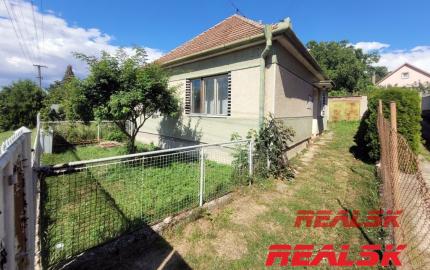 Dva rodinné domy s veľkým pozemkom v Lehote na predaj