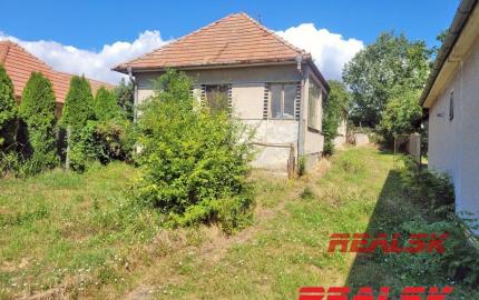 Dva rodinné domy s veľkým pozemkom v Lehote na predaj
