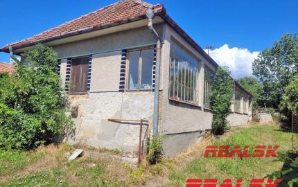 Dva rodinné domy s veľkým pozemkom v Lehote na predaj