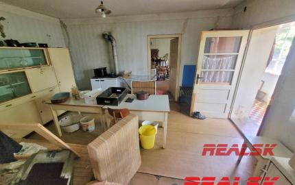 Dva rodinné domy s veľkým pozemkom v Lehote na predaj