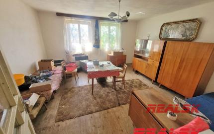 Dva rodinné domy s veľkým pozemkom v Lehote na predaj