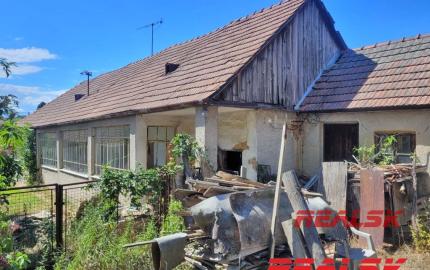 Dva rodinné domy s veľkým pozemkom v Lehote na predaj