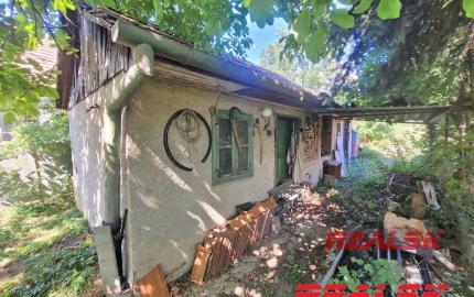 Dva rodinné domy s veľkým pozemkom v Lehote na predaj