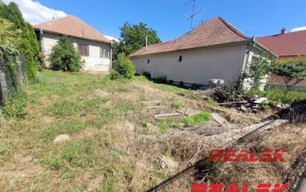 Dva rodinné domy s veľkým pozemkom v Lehote na predaj