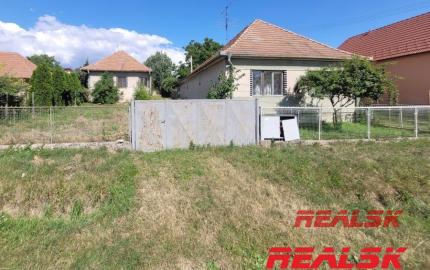Dva rodinné domy s veľkým pozemkom v Lehote na predaj