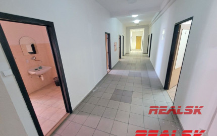 Celé poschodie s kanceláriami v centre Nitry na prenájom