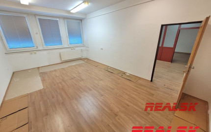 Celé poschodie s kanceláriami v centre Nitry na prenájom