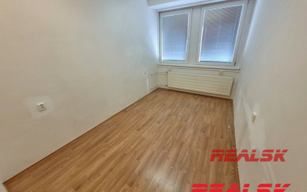 Celé poschodie s kanceláriami v centre Nitry na prenájom