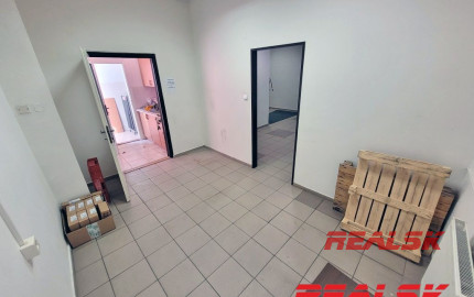 Celé poschodie s kanceláriami v centre Nitry na prenájom