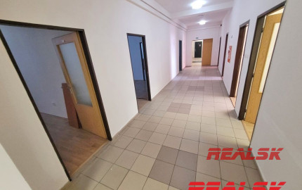 Celé poschodie s kanceláriami v centre Nitry na prenájom