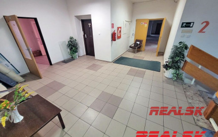 Celé poschodie s kanceláriami v centre Nitry na prenájom