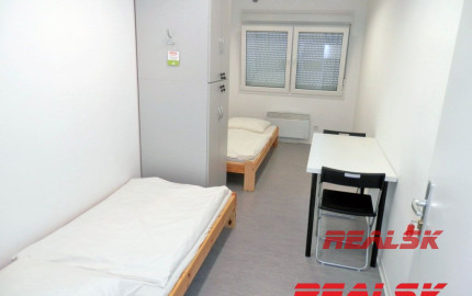 Zabehnutá ubytovňa pre 100 osôb blízko JLR pri Nitre na predaj