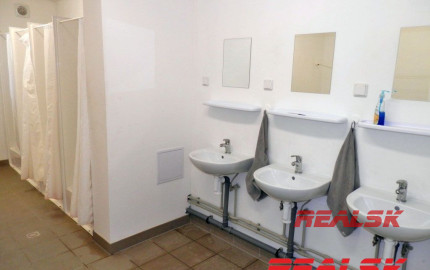 Zabehnutá ubytovňa pre 100 osôb blízko JLR pri Nitre na predaj