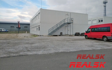 Zabehnutá ubytovňa pre 100 osôb blízko JLR pri Nitre na predaj