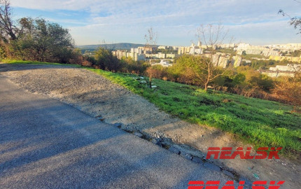 Stavebný pozemok v Karlovej Vsi na predaj