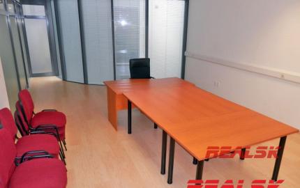 Kancelária s vyhradeným parkovaním v centre mesta na prenájom
