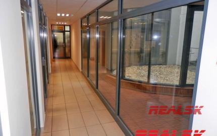 Kancelária s vyhradeným parkovaním v centre mesta na prenájom