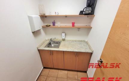 Kancelária s vyhradeným parkovaním v centre mesta na prenájom