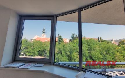 Administratívna budova v centre Nitry na prenájom