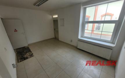 Prevádzkové priestory v centre Nitry s parkovaním - prenájom