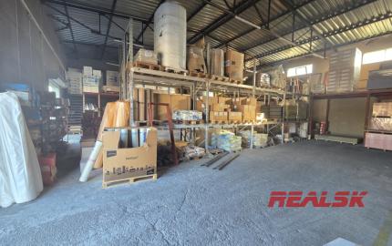 Na prenájom budova s predajňou, skladmi a administratívou