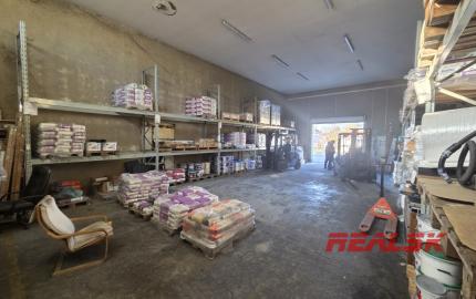 Na prenájom budova s predajňou, skladmi a administratívou