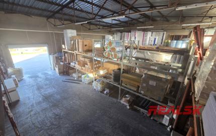 Na prenájom budova s predajňou, skladmi a administratívou