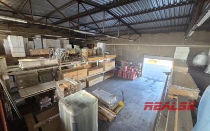 Na prenájom budova s predajňou, skladmi a administratívou