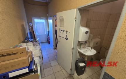 Na prenájom budova s predajňou, skladmi a administratívou