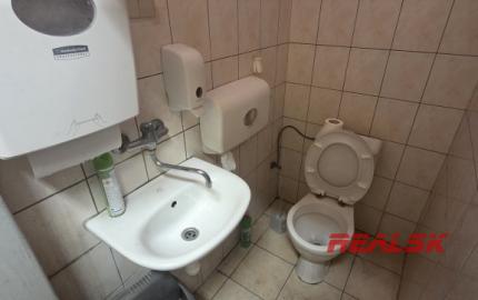 Na prenájom budova s predajňou, skladmi a administratívou